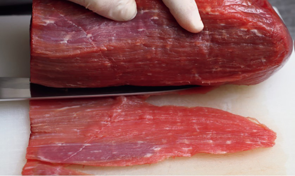牛肉をそぎ切りにする
