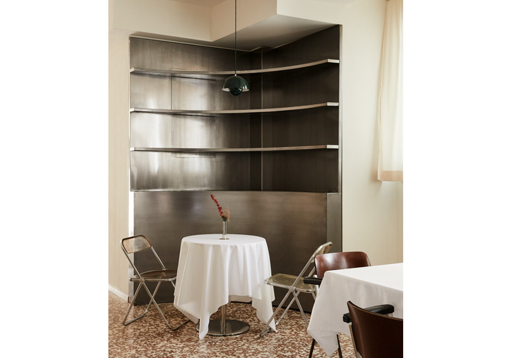 真っ白な長いテーブルクロスとカーテンが美しい