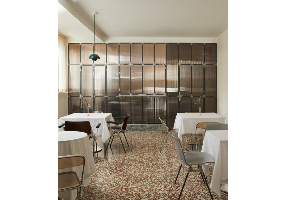 いわゆるベッキア・ミラノと呼ぶ50年代の建物のオリジナル床材を大切にした内装