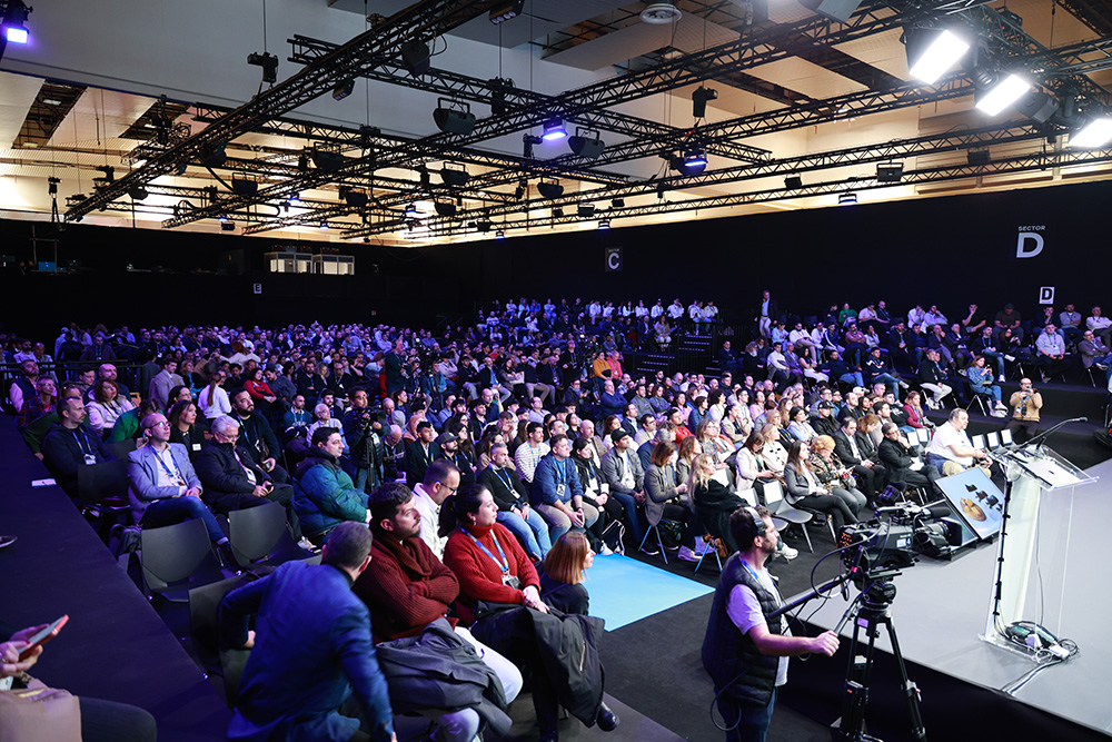 20代、30代の若い聴衆が目立つ