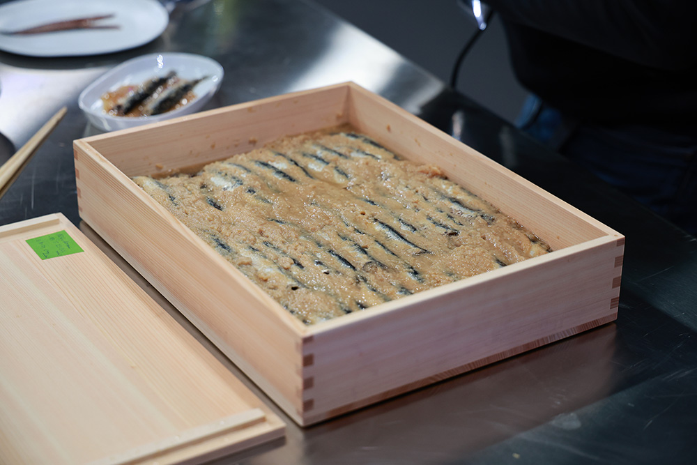 米麴に３カ月漬け込んだイワシ