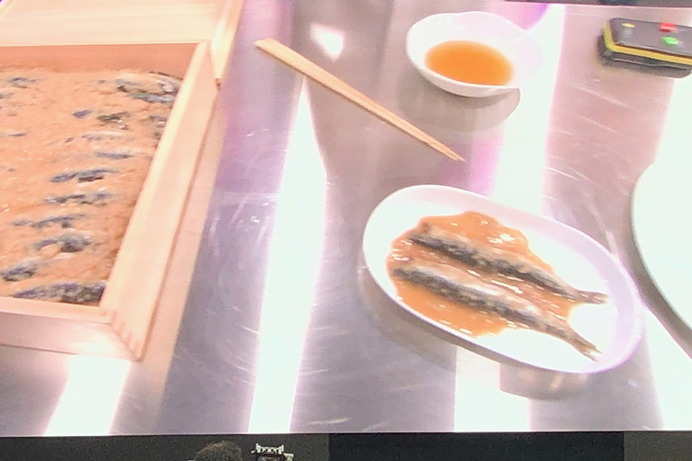 「おばあさんの自家製アンチョビーを放置していたらガルム（魚醤）になってしまった経験から発想した。塩でなく米と麹で漬け込む甘味が魅力」という。