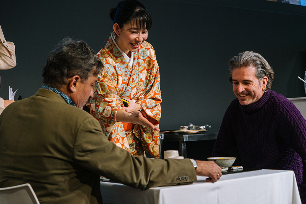 会場の観衆から２人が実際に味わった。