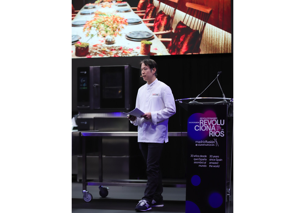 「シェフズテーブル by Katsuhito Inoue」で提供している料理の数々を題材としながら、季節の移ろいと共にある日本人の自然観、七十二候に触れた。