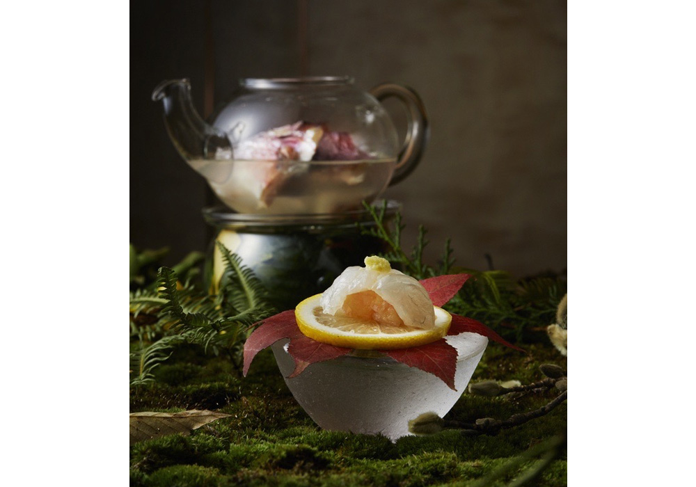 店では、京都の季節感を表現するため、プレゼンテーションにも自然の様相を盛り込んでいる。photograph by The Ritz-Carlton Kyoto