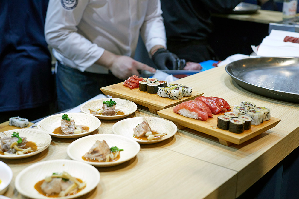 畜養マグロのすしには、連日、長蛇の列ができた。