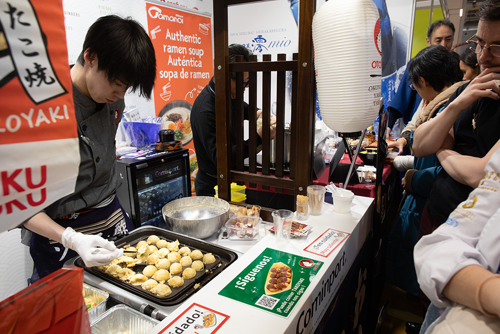 海外では、タコの代わりに肉を使ったり、チーズを加えたり、アレンジバージョンも人気と言われる。