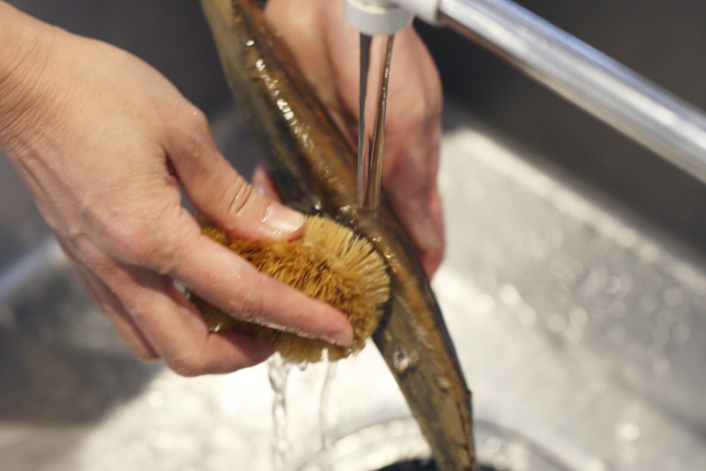 水を流しながら、タワシでゴシゴシ洗う