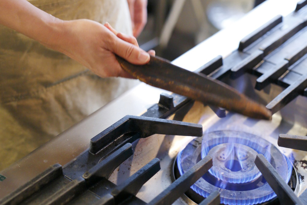 焦がさないように遠火で炙り、表面を乾かす