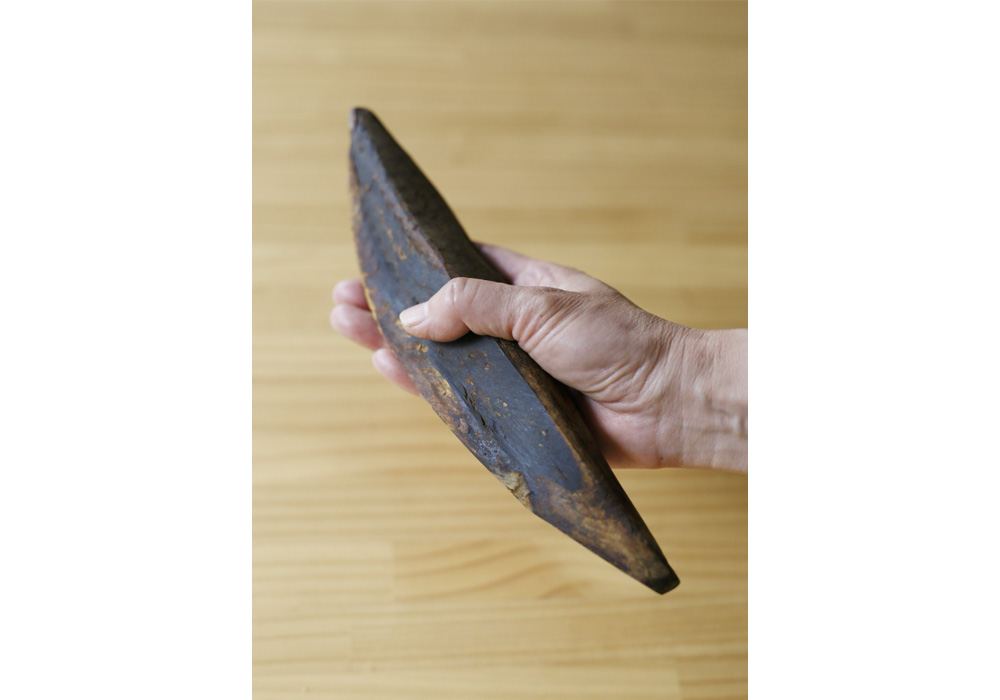 頭側を下に、残した皮の面が手のひら側、腹側が親指になるように持つ。