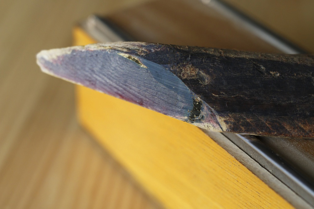 表面は真っ平らでべっ甲のように艶やか