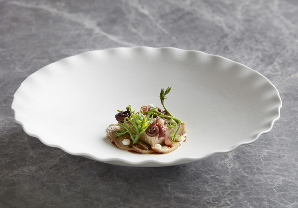 豚顎肉のコンフィ、フリーマントル産タコ、ワラ茸のピクルス、白昆布、タケノコ、魚醤