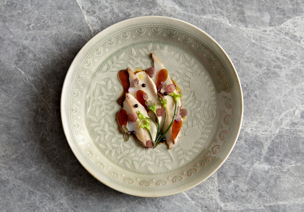 ホロホロ鳥の塩水ポシェ、タスマニア産アワビ、クワイ、白ナスのクリーム、黒ニンニク酢