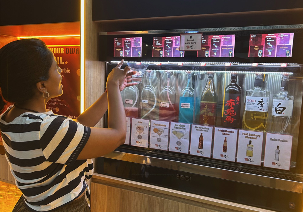 アルコールのセルフサーブマシンが目玉。日本旅行の思い出が蘇る居酒屋へ