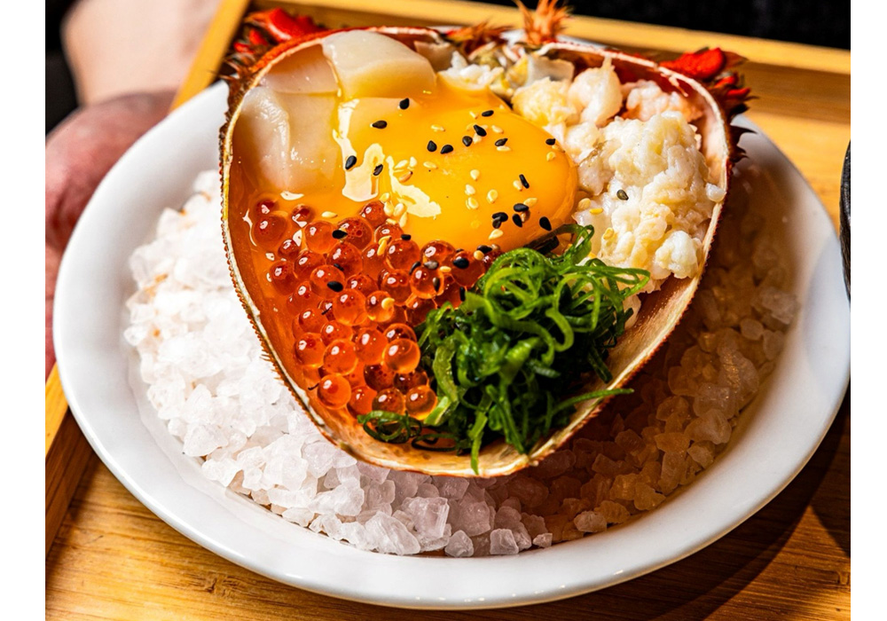 蟹味噌と新鮮なイクラやホタテを載せた混ぜご飯