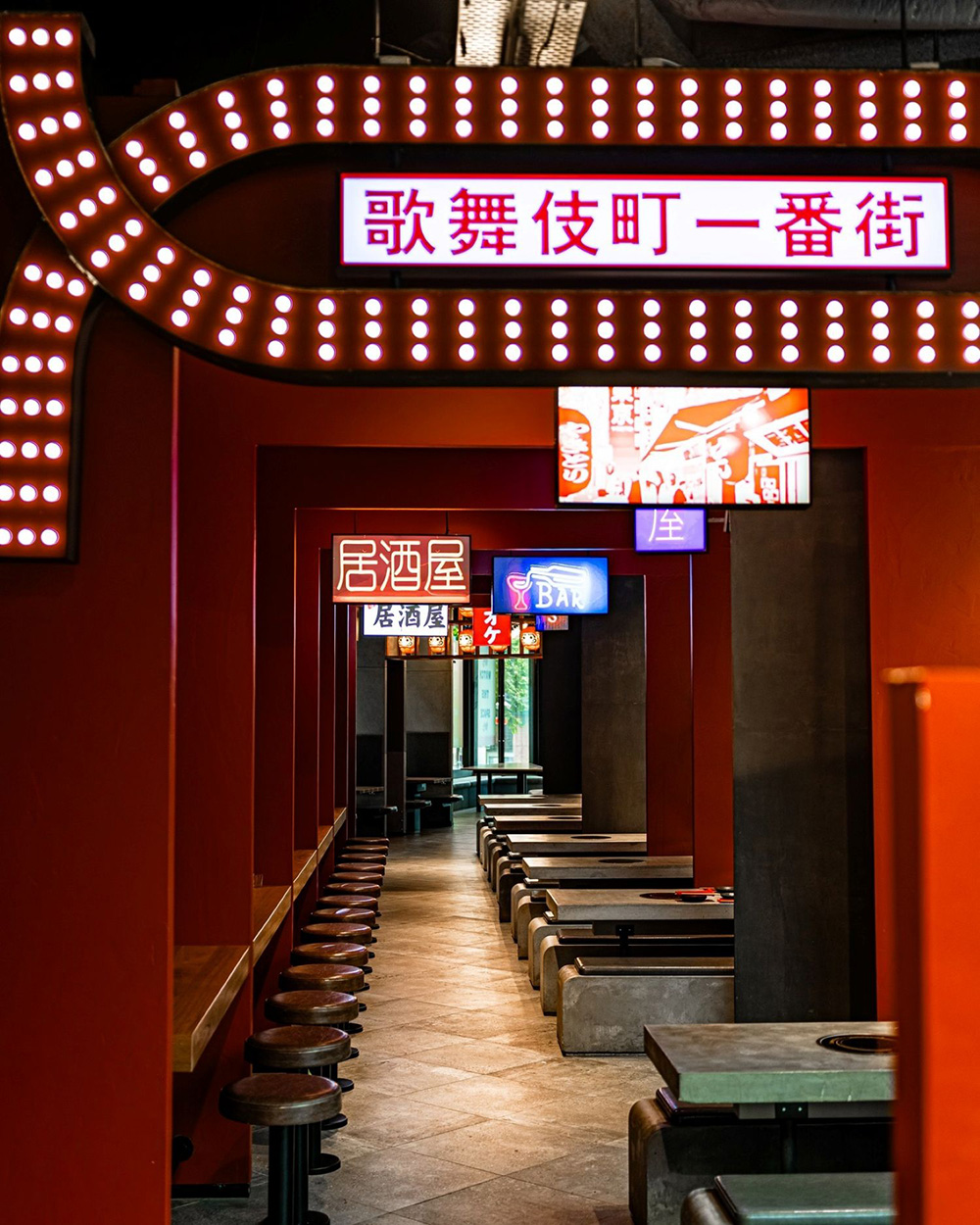 歌舞伎町をイメージしたポップなインテリア