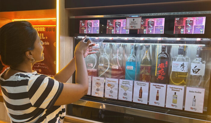 アルコールのセルフサーブマシンが目玉。日本旅行の思い出が蘇る居酒屋へ