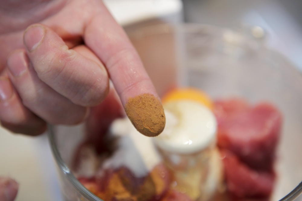 シナモンとオールスパイスは指にパウダーを付けて