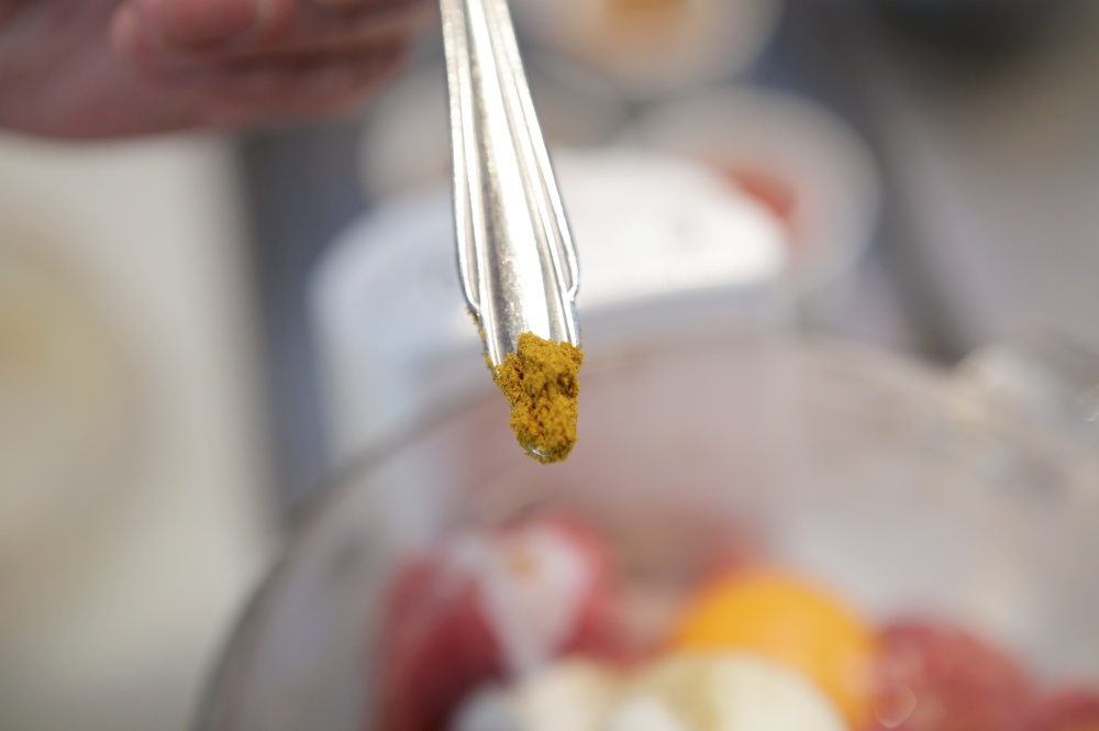 カレー粉はやや多いがそれでも耳かき１杯分