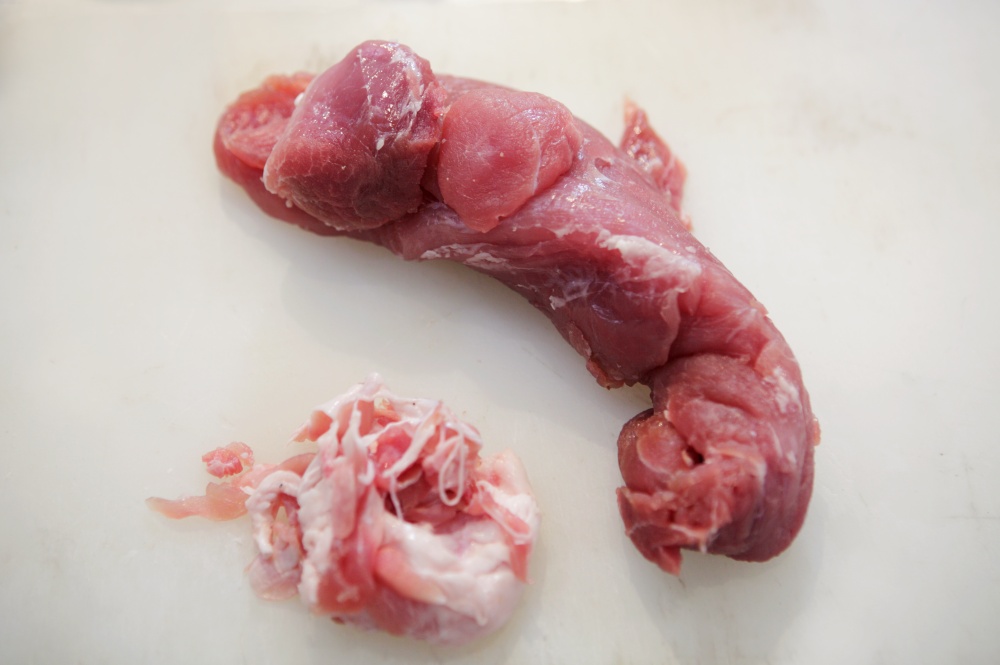 ヒレ肉の筋を取り除く