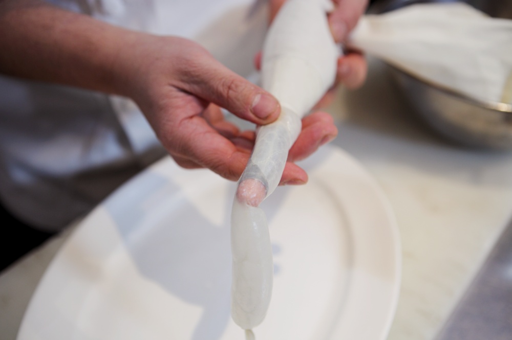 腸を口金に通す