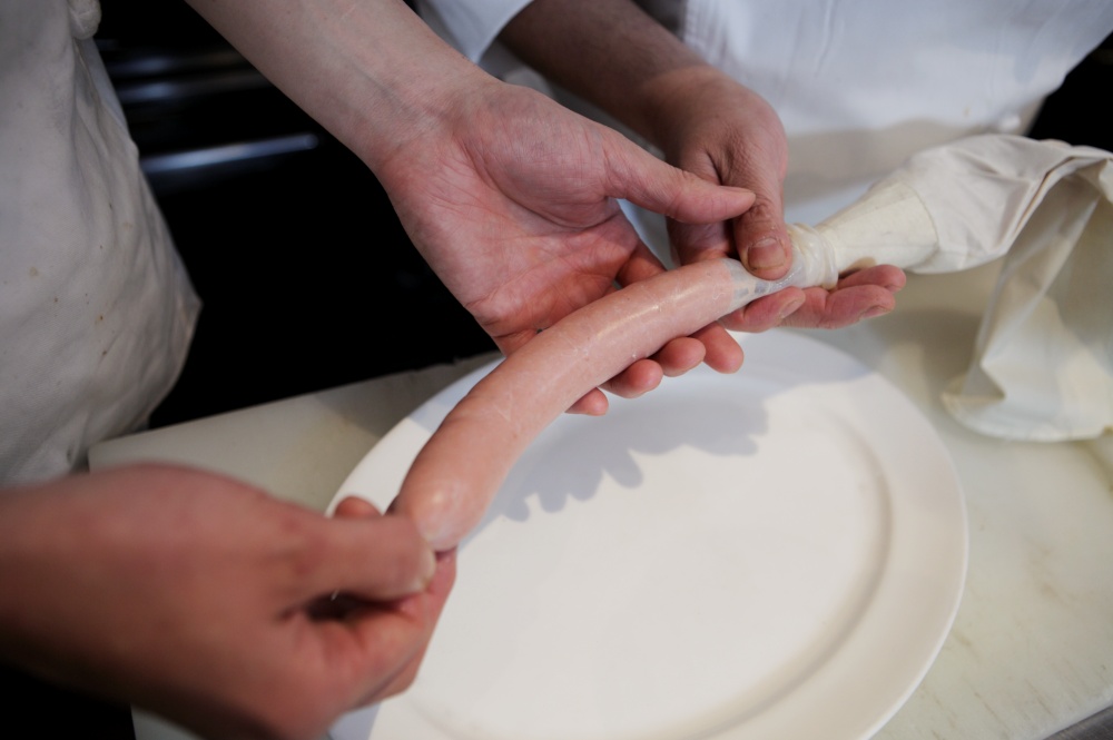 詰め物を絞り出して腸に詰める