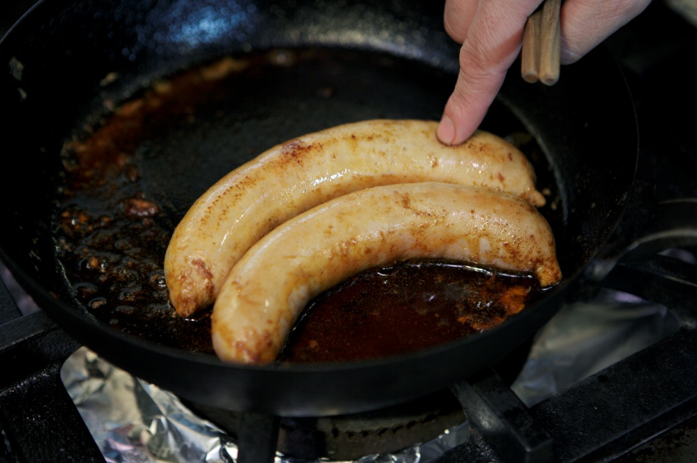 弱火でウィンナーを焼く