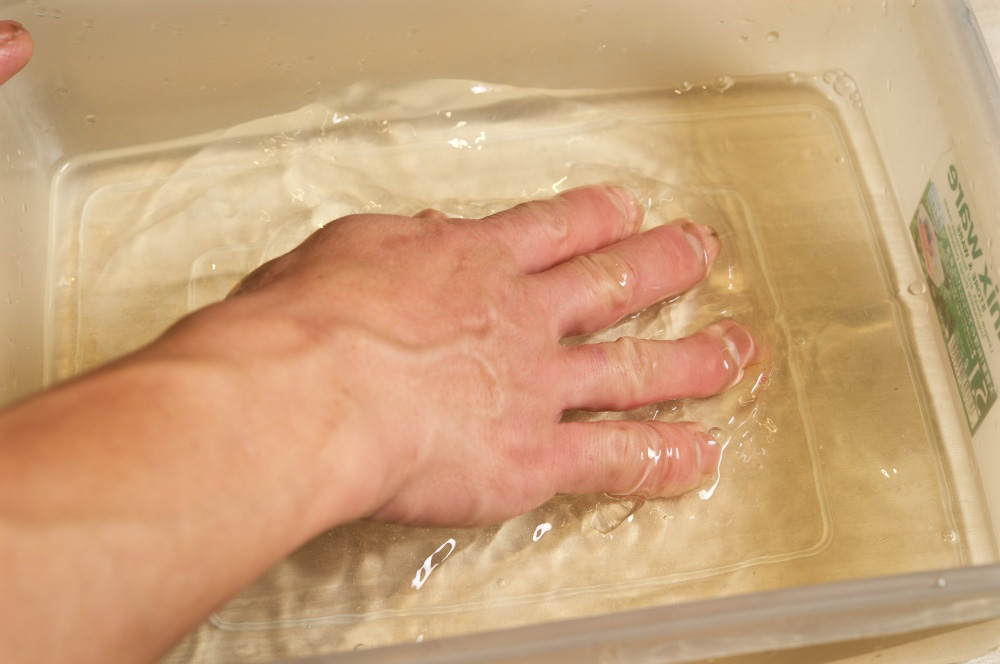 ３％の塩分濃度で、塩が溶け切るまでよく混ぜる