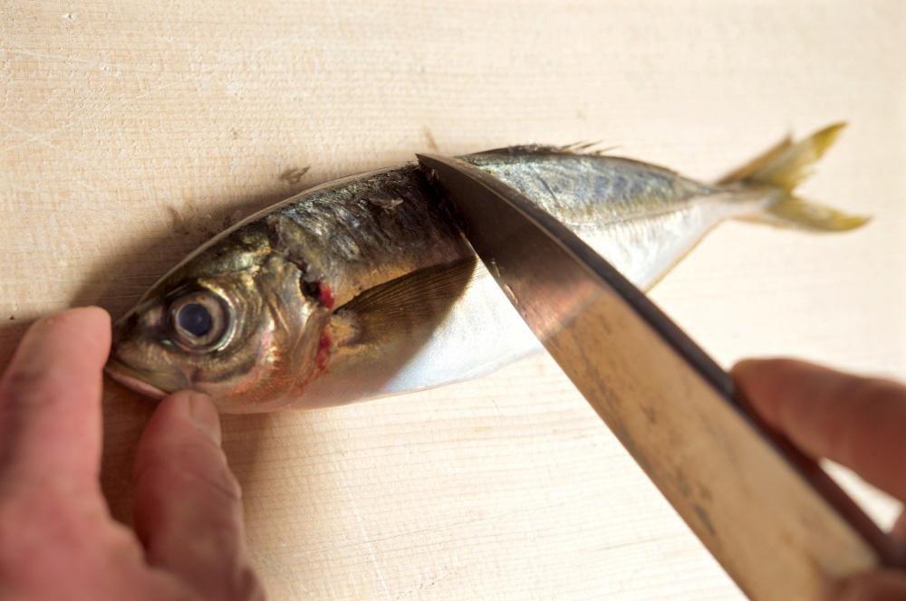 アジのウロコを削ぐ