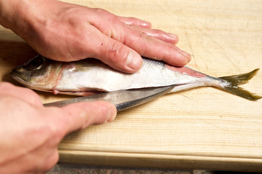 内臓を外し、腹開きにする