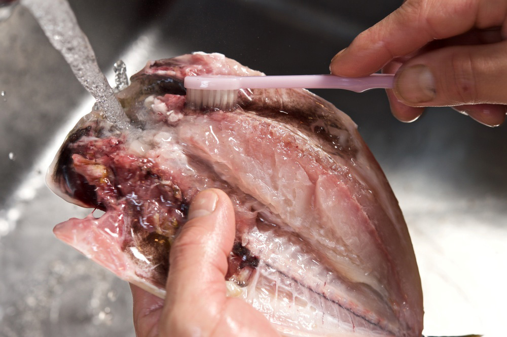 流水でよく洗う