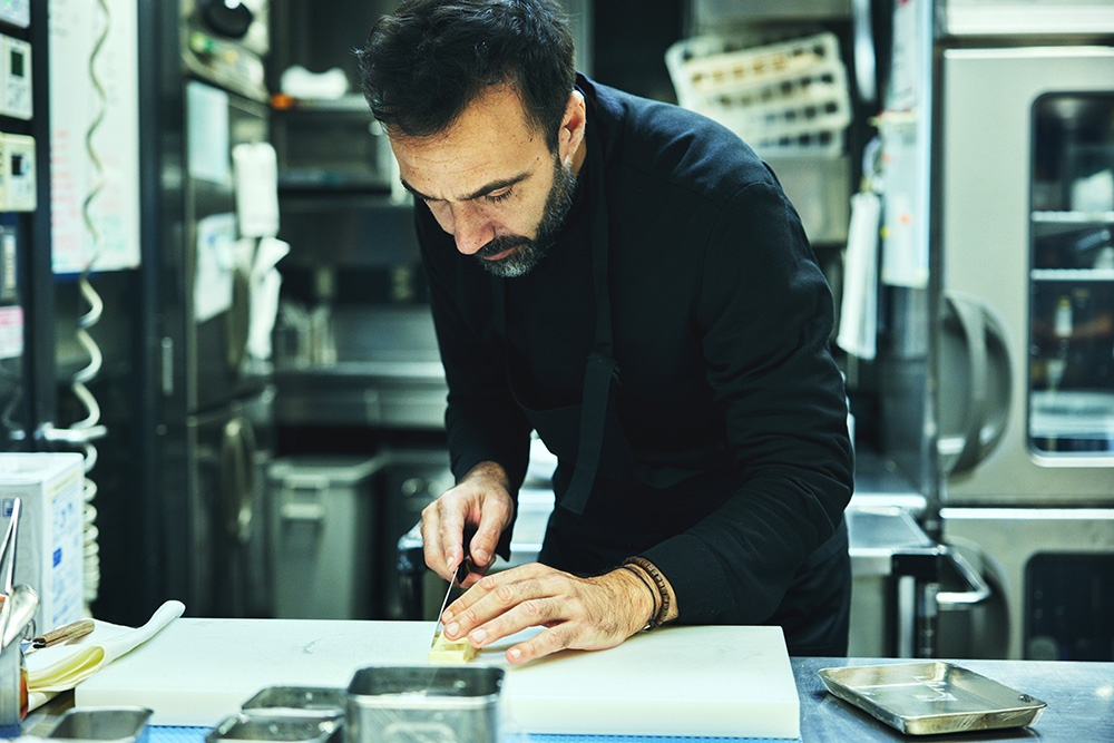東京・銀座「エスキス」エグゼクティブシェフのリオネル・ベカさん