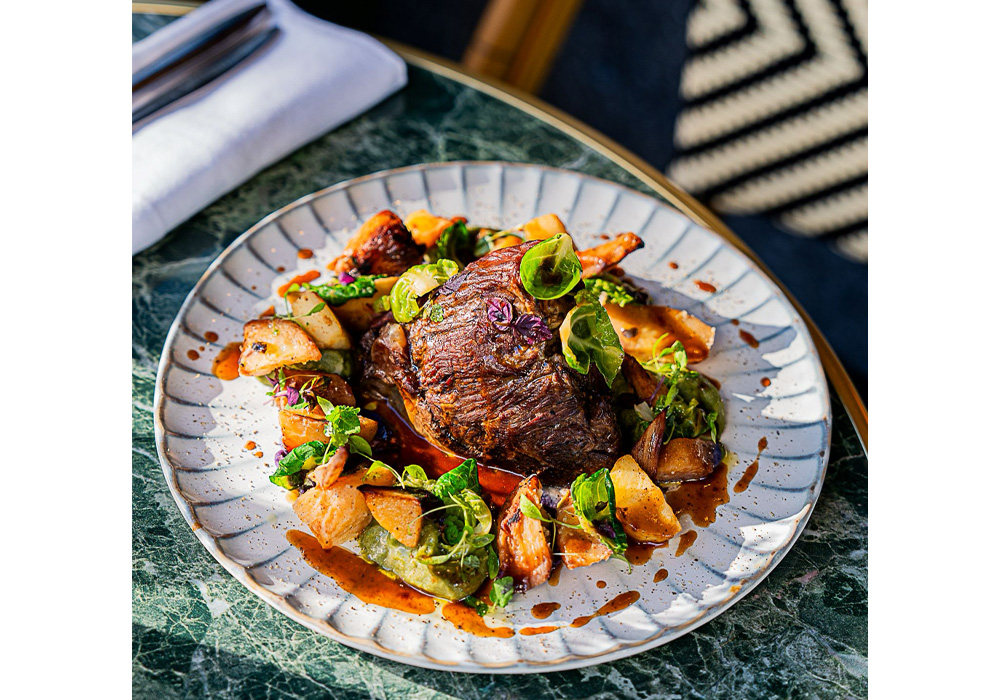 2025年の食トレンドを体現。モンマルトル発、食とアートが融合する話題のビストロ