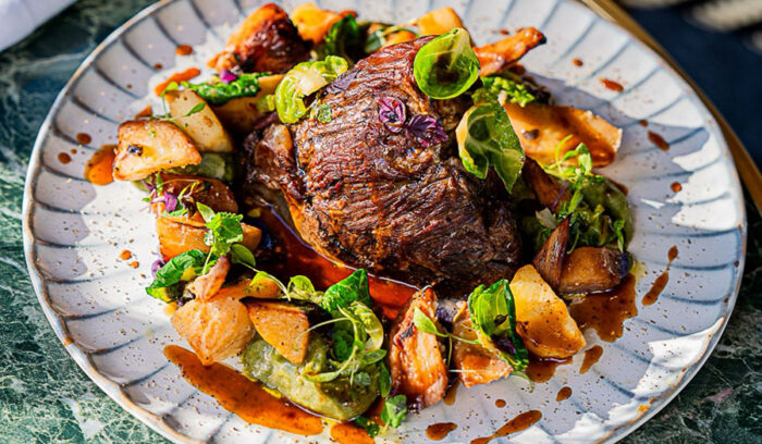 2025年の食トレンドを体現。モンマルトル発、食とアートが融合する話題のビストロ