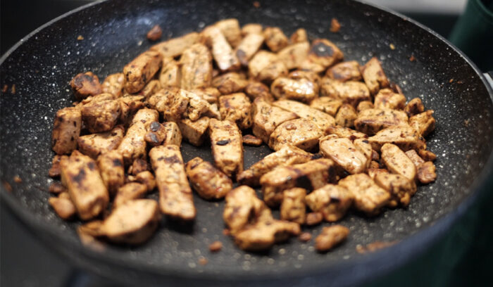 味よし、食感よし、価格は手ごろ。麹菌で作る代用肉に注目！