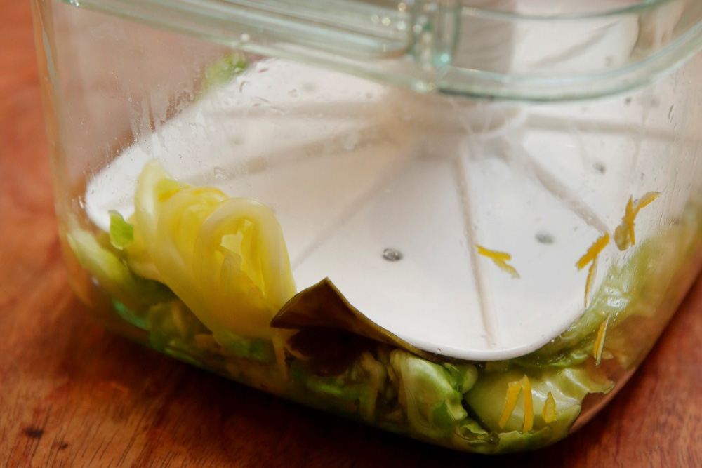 キャベツの葉を漬ける