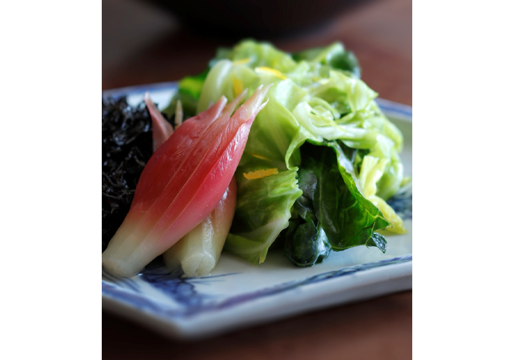 酢取ミョウガの盛り付け
