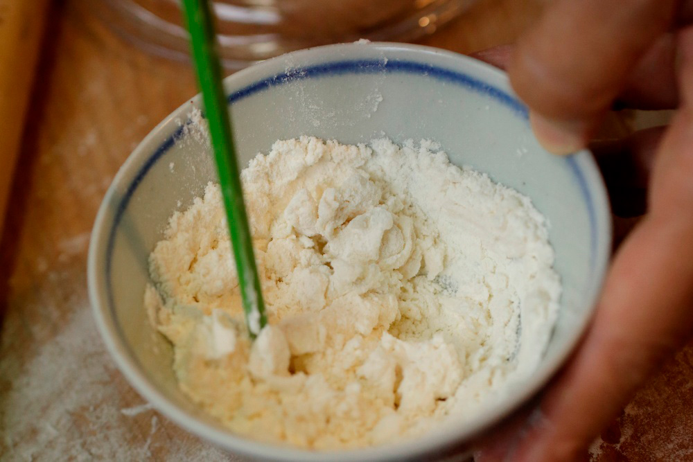 ［１］粉と水を混ぜる