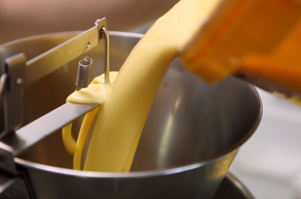 カヌレの生地を混ぜる