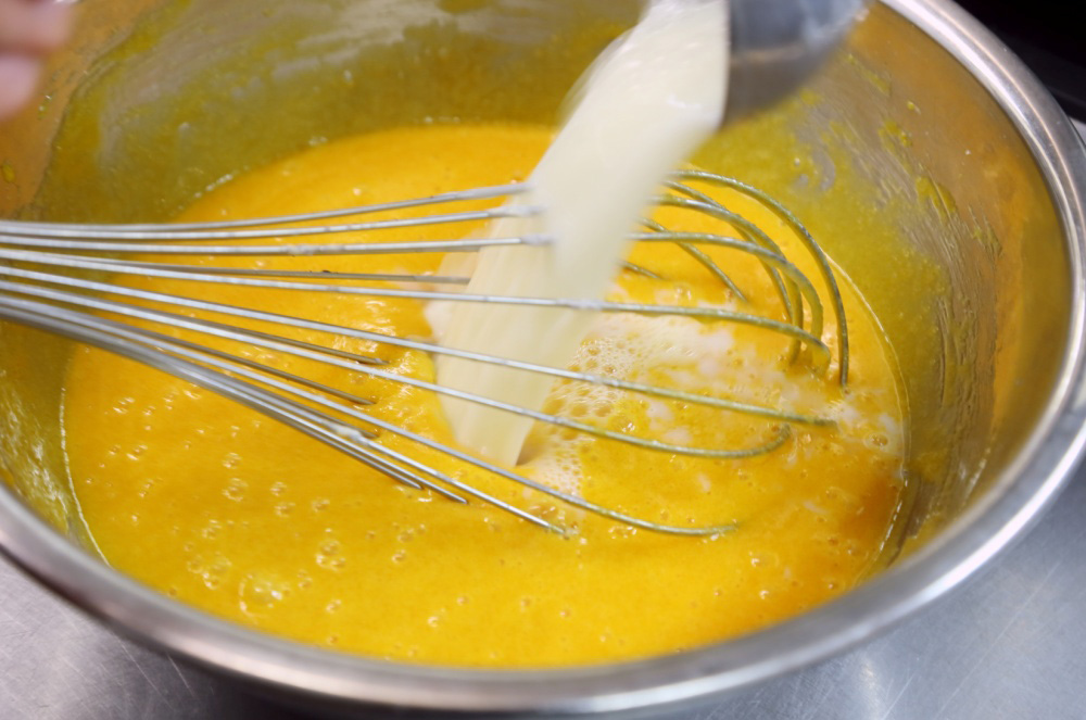 まず少量だけ混ぜ入れてから、残りを混ぜていくとよい。