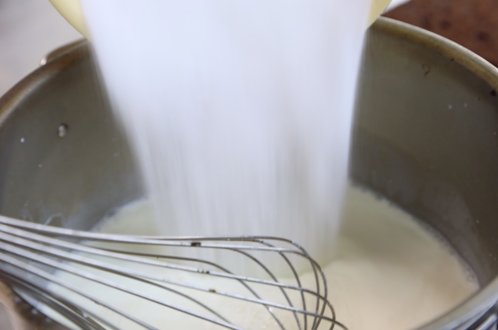 温めた牛乳とグラニュー糖を混ぜる