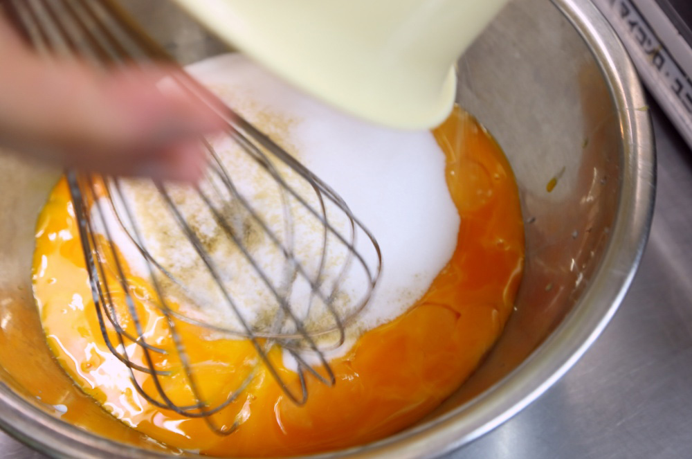 卵黄と糖類を合わせる