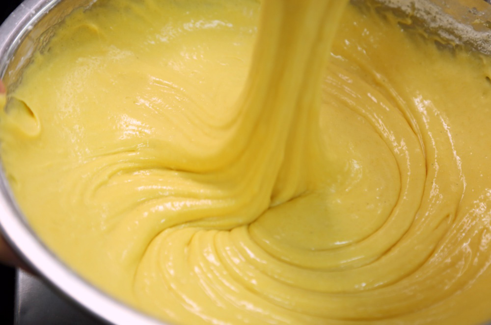 ホイッパーで力強く、粉気がなくなるまで