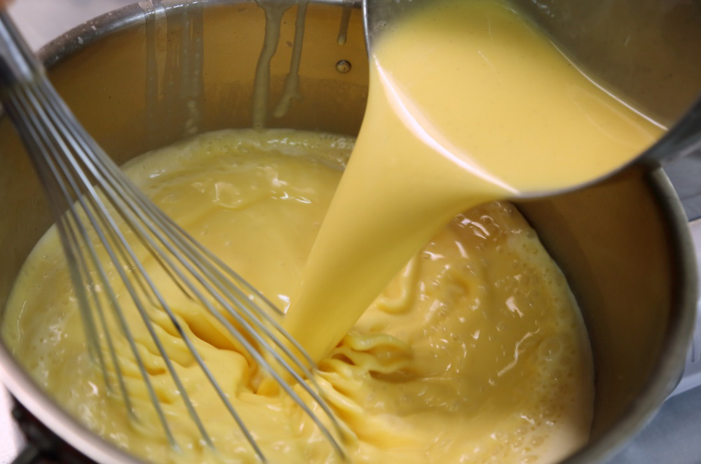 溶かしバターを加える