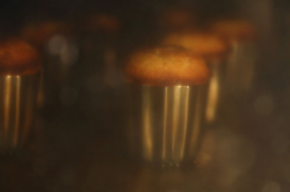 生地が気泡を抱き込みながら、全体に立ちあがって茶色みを帯びていく