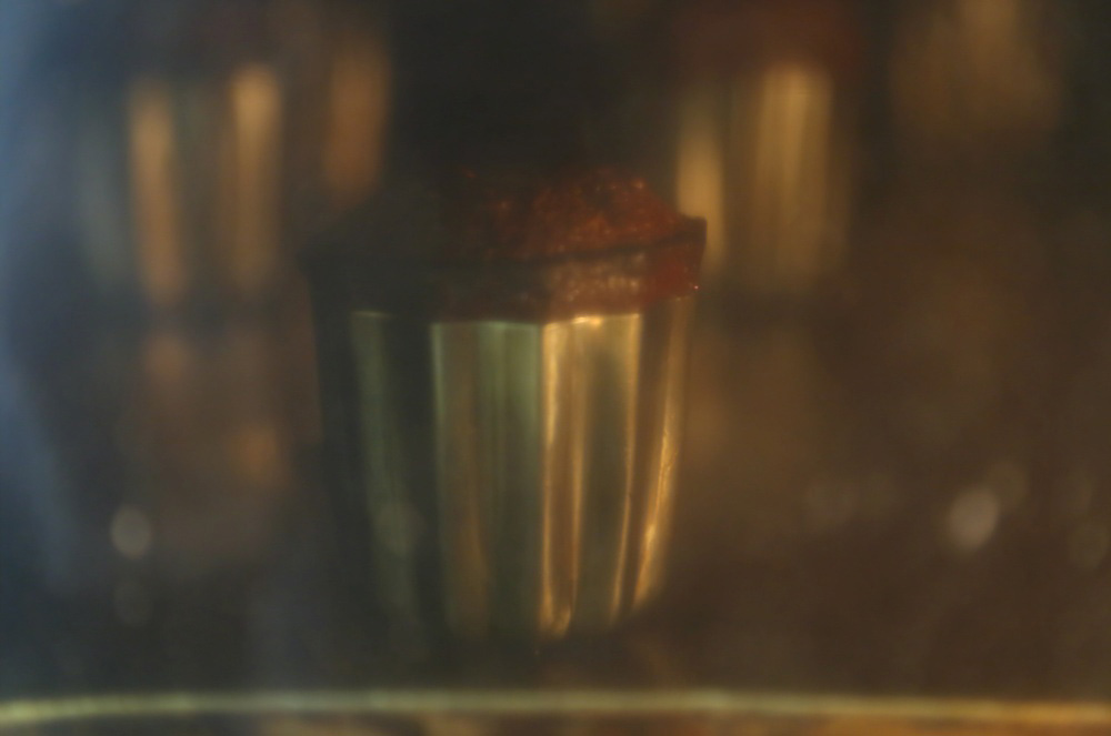 表面が茶褐色に焼き上がるまでオーブンへ