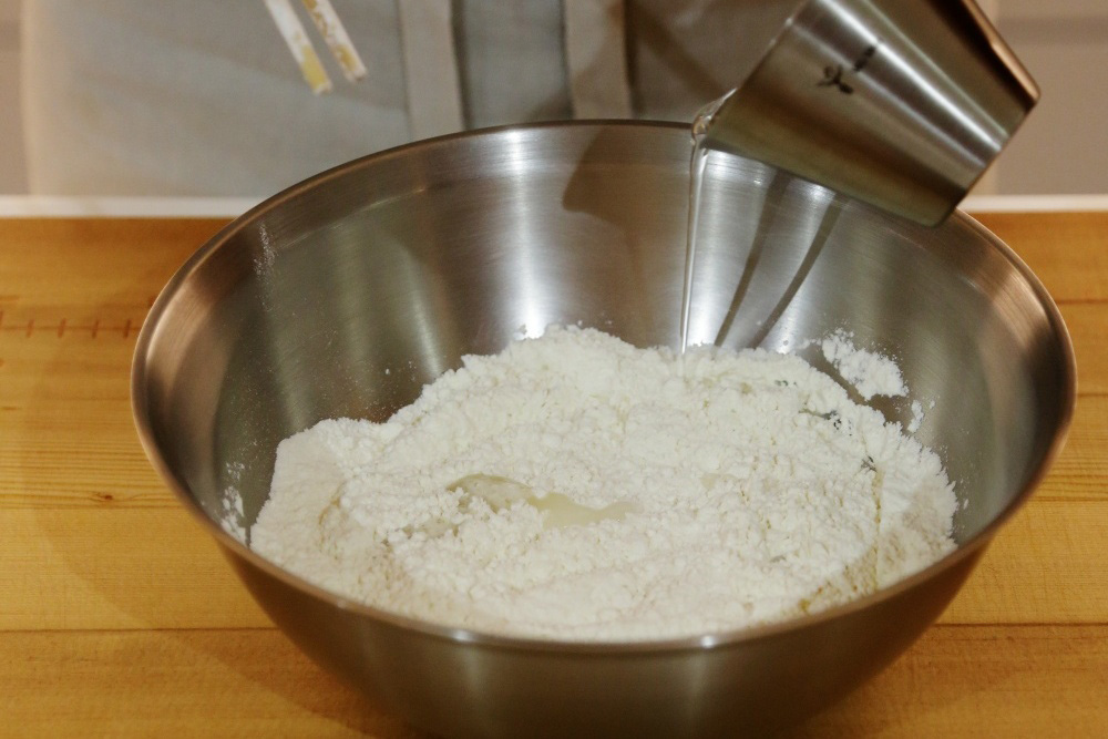 粉と水を出会わせる