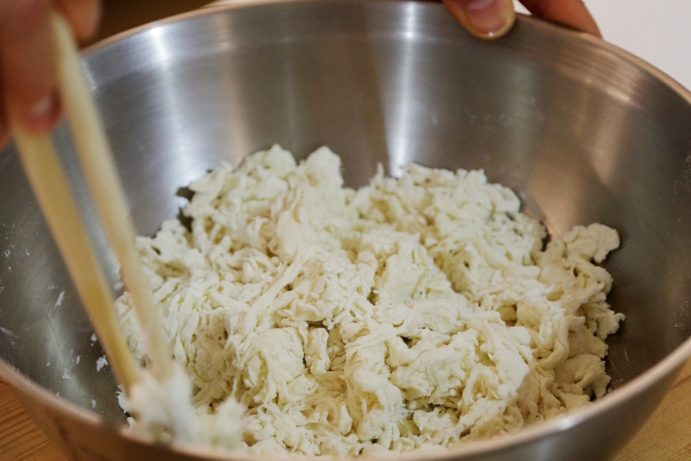 水を足して混ぜる