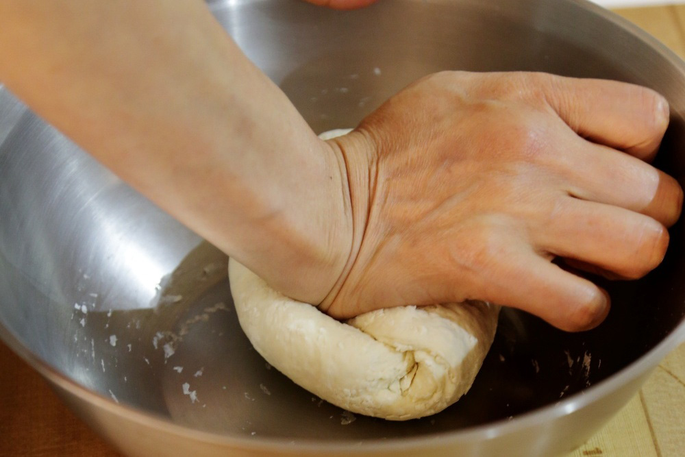 手の腹で捏ねる