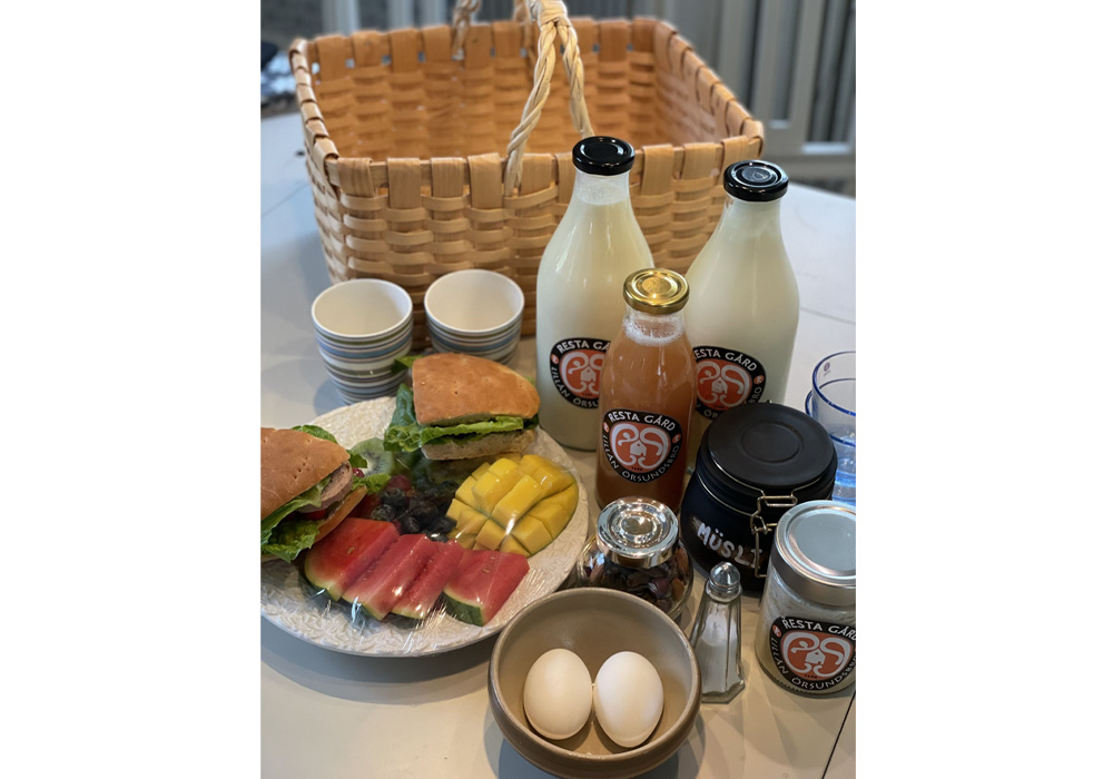 ホテルも併設しているレスタ農園では自家菜園からの野菜や卵、牛乳など、この上ないフレッシュな朝食やピクニック軽食も楽しめる